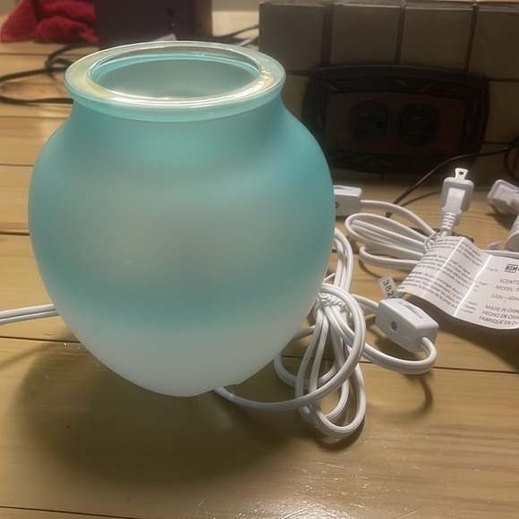 Set of 2 Scentsy warmers - Picture 7 of 8
